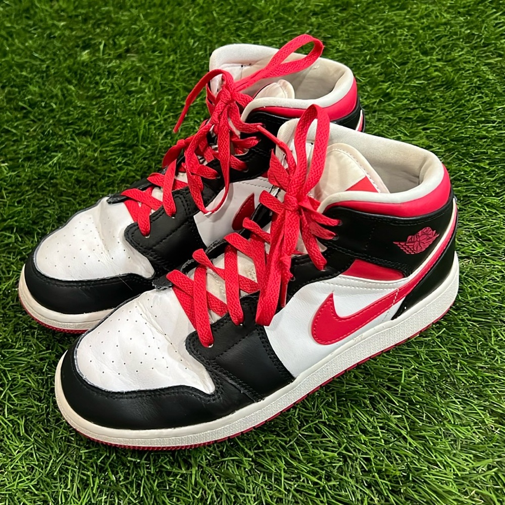 Nike Air Jordan 1 Mid - Very Berry, Black & White